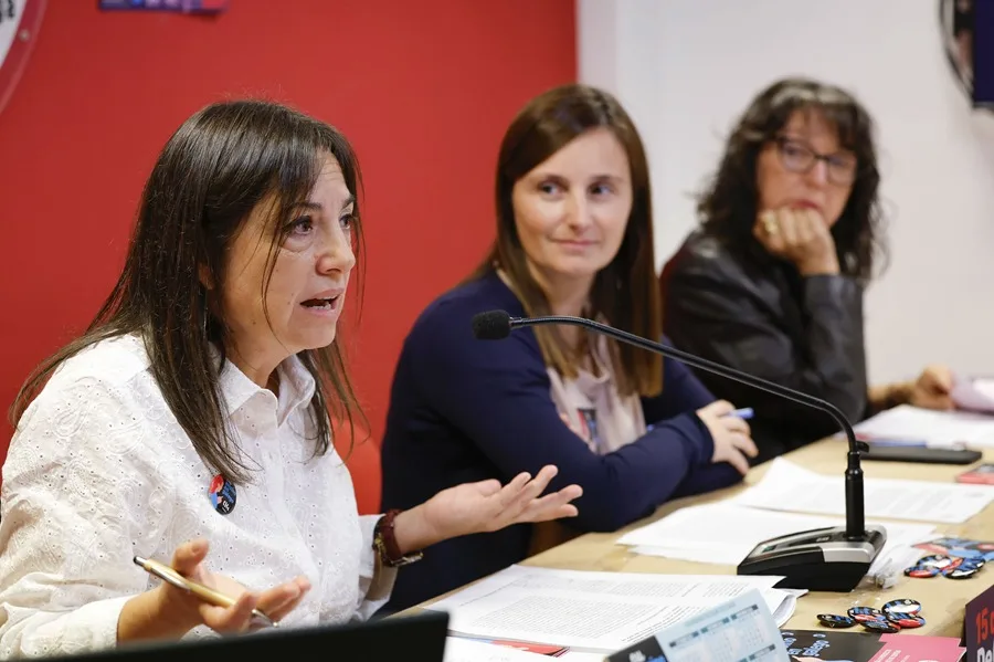 La secretaria de CIG-Ensino, Laura Arroxo, (c), junto la responsable de Formación Ana Rodiño y la profesora Sofía Rama, (izq) presentan la campaña 'Eu Ensino en galego'.