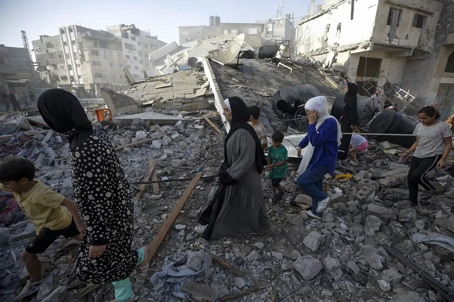 Familiares inspeccionan los escombros de su antigua vivienda tras un ataque aéreo durante una operación militar israelí en la ciudad de Gaza