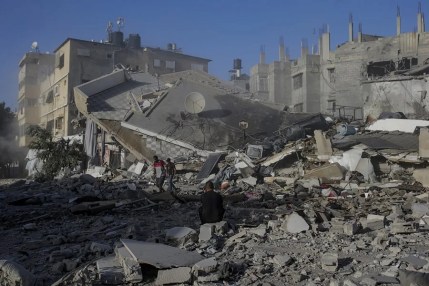 Restos del edificio Al Harazin tras un ataque aéreo durante una operación militar israelí en la ciudad de Gaza