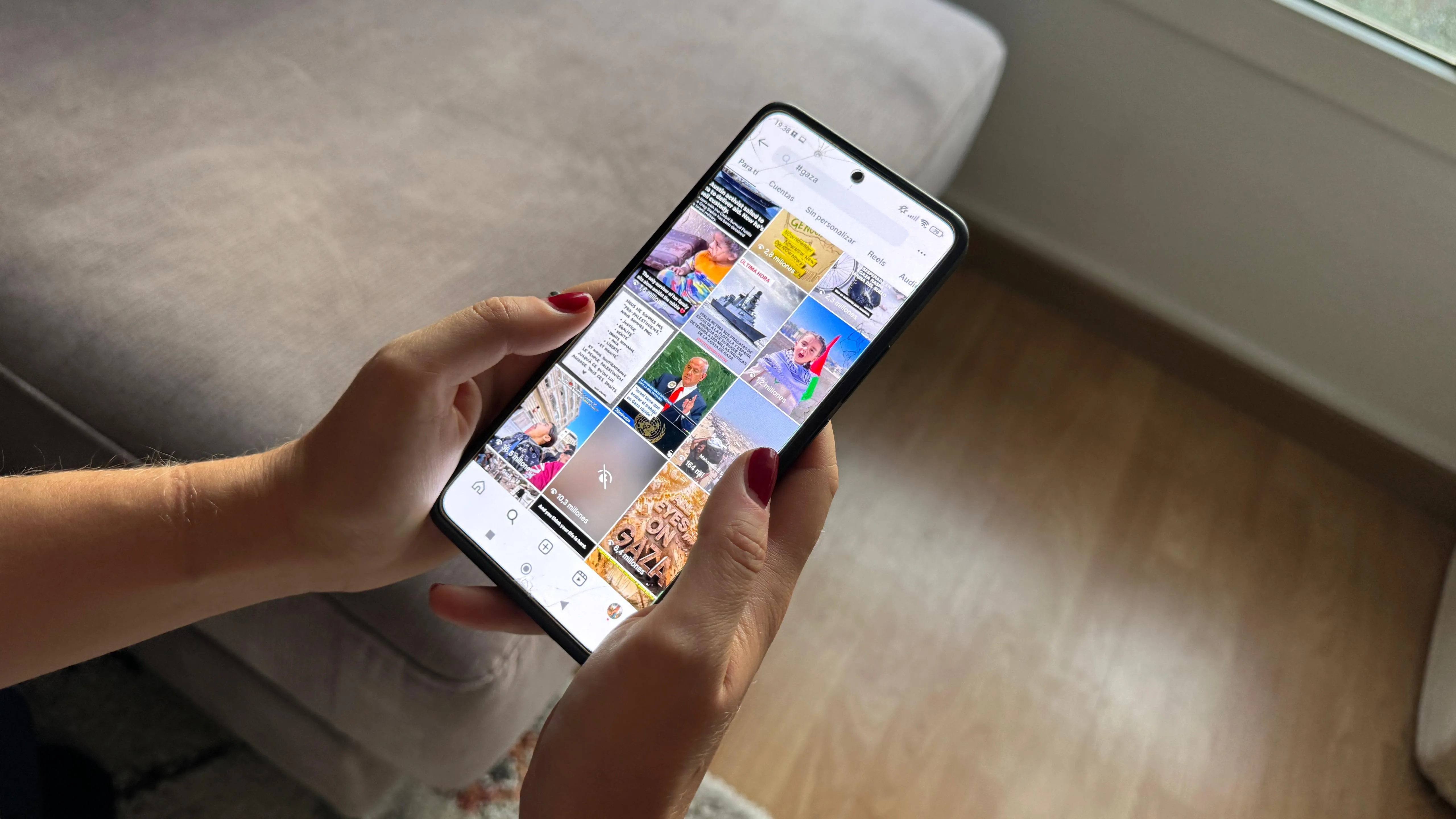 Gazatíes empuñan sus móviles para mostrar en redes la guerra