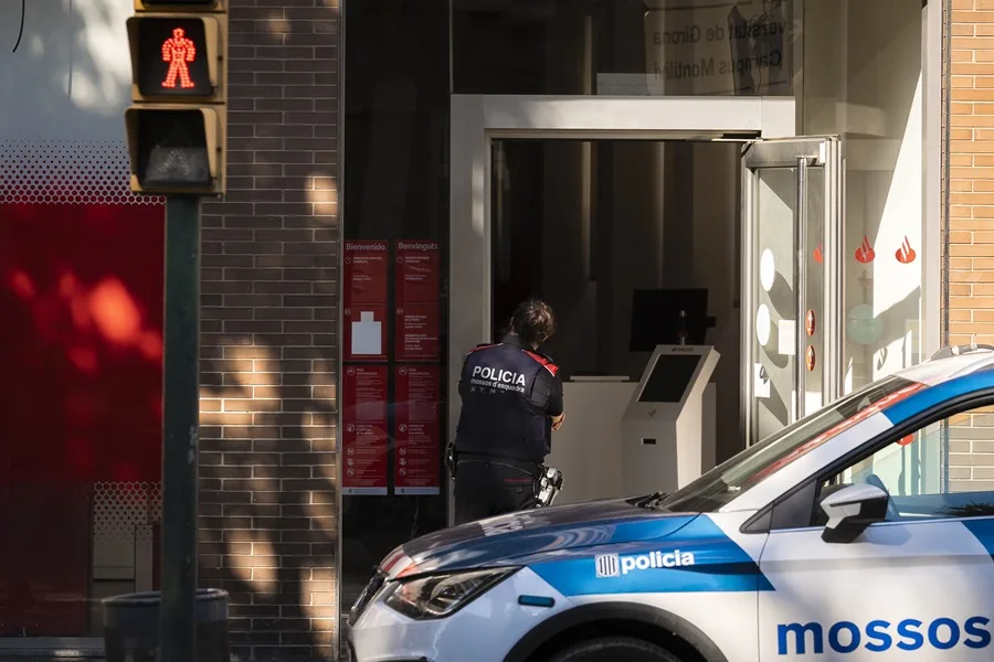 Agentes de los Mossos d'Esquadra en la entrada del banco que querían atracar.