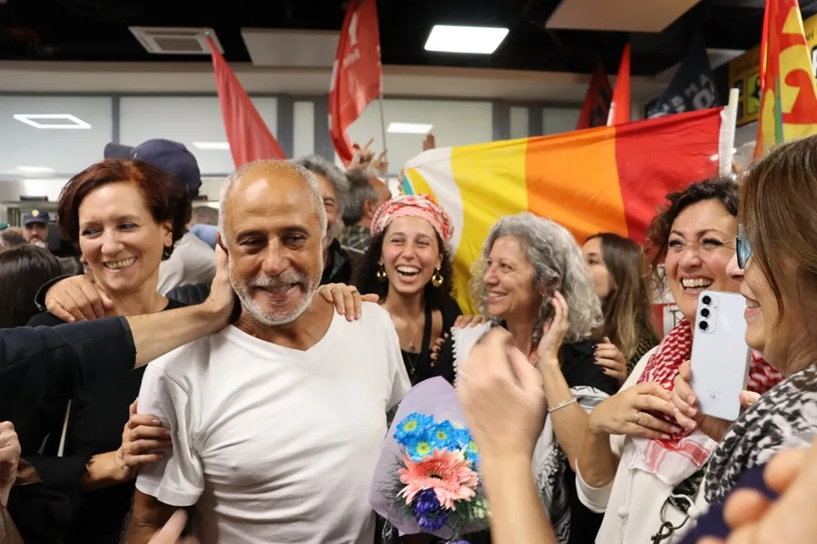 Activistas de la Flotilla Global Sumud son recibidos tras su llegada al Aeropuerto de Fiumicino en un vuelo de Turkish Airlines a Roma, Italia