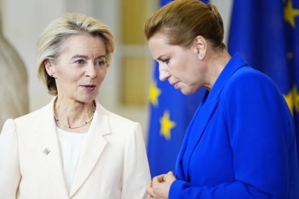 Los líderes de la UE debaten su respuesta a la «guerra híbrida» con drones de Rusia. En la imagen, La primera ministra danesa, Mette Frederiksen (d), recibe a la presidenta de la Comisión Europea, Ursula von der Leyen (i), este miércoles en el Palacio de Christiansborg en Copenhague , Dinamarca. EFE/EPA/MADS CLAUS RASMUSSEN
