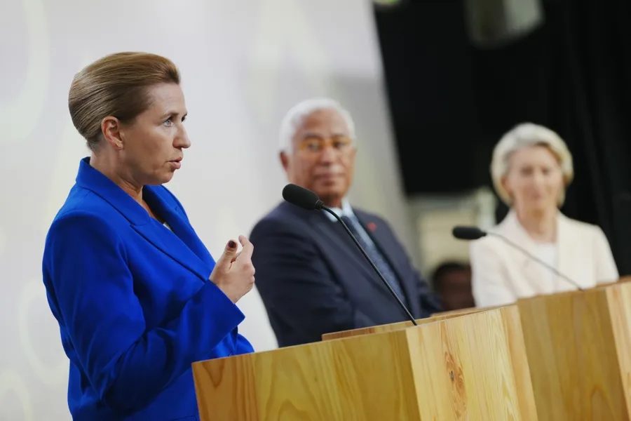 Los líderes de la UE prestan un "amplio apoyo" a las propuestas para reforzar las capacidades defensivas. En la imagen, La primera ministra danesa, Mette Frederiksen (i), el presidente del Consejo Europeo, António Costa (c), y la presidenta de la Comisión Europea, Ursula von der Leyen (d), durante una rueda de prensa este miércoles en Copenhague, Dinamarca. EFE/EPA/IDA MARIE ODGAARD