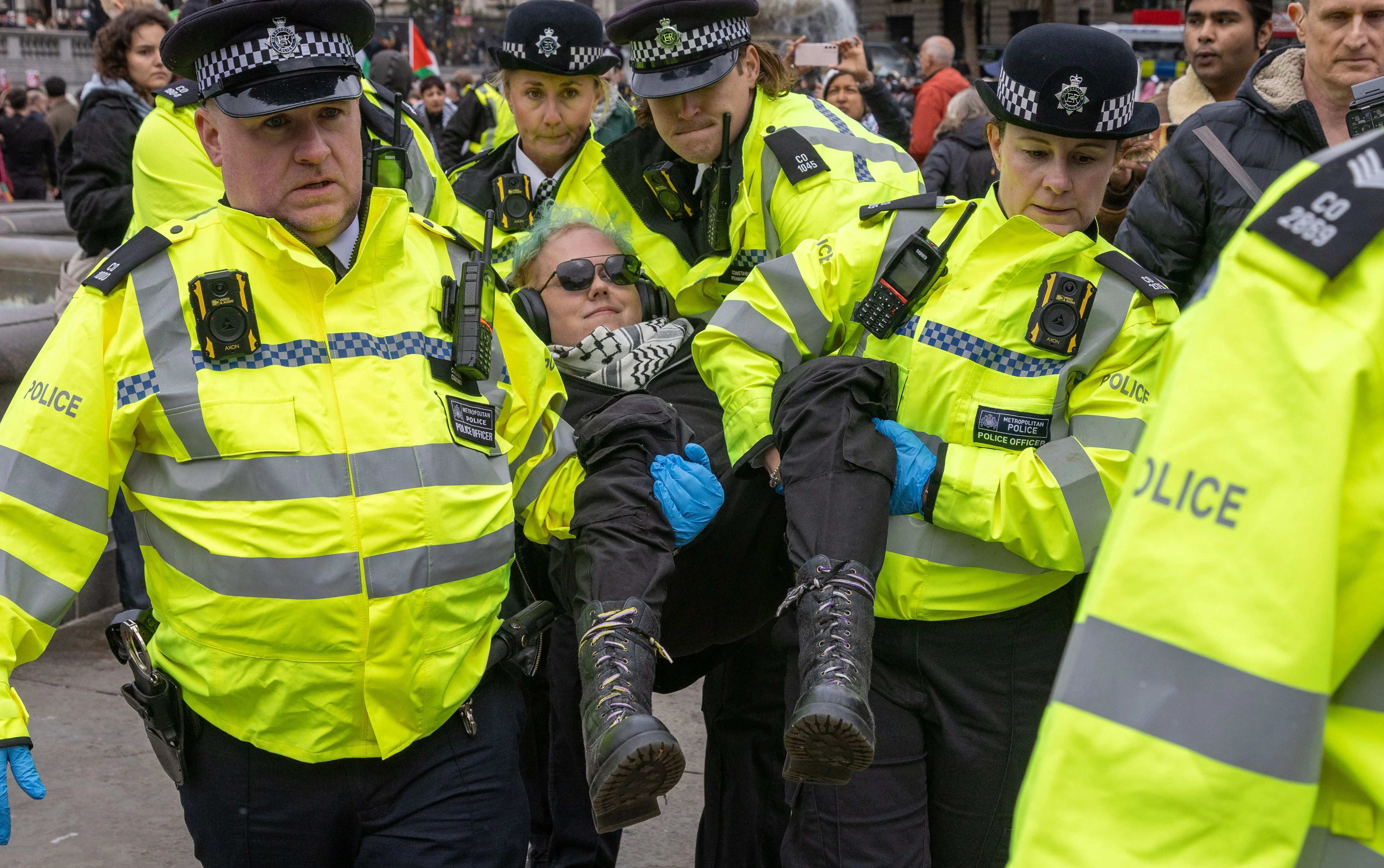 La policía arresta a simpatizantes del grupo prohibido Acción Palestina que participan en una protesta de desobediencia civil en Trafalgar Square en Londres, Gran Bretaña.