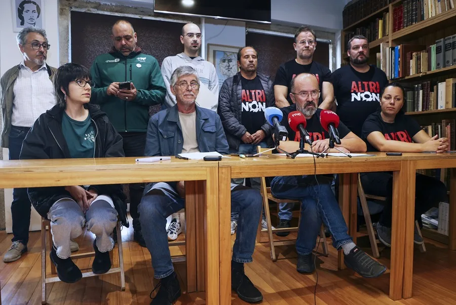 El presidente de la Plataforma Ulloa Viva, Juan Pedro Sánchez (2d, mesa) y el portavoz de la Plataforma en Defensa de la Ría de Arousa (PDRA), Xaquín Rubido (2i, mesa), acompañados por otros colectivos, durante la rueda de prensa de hoy