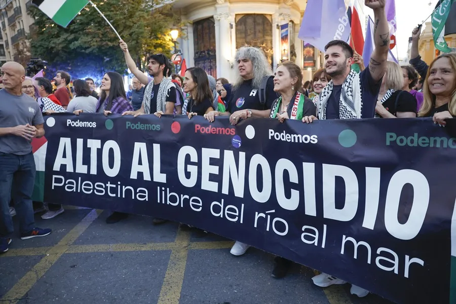 Cientos de personas se manifiestan este jueves en la madrileña Puerta del Sol en apoyo a la población de Gaza.
