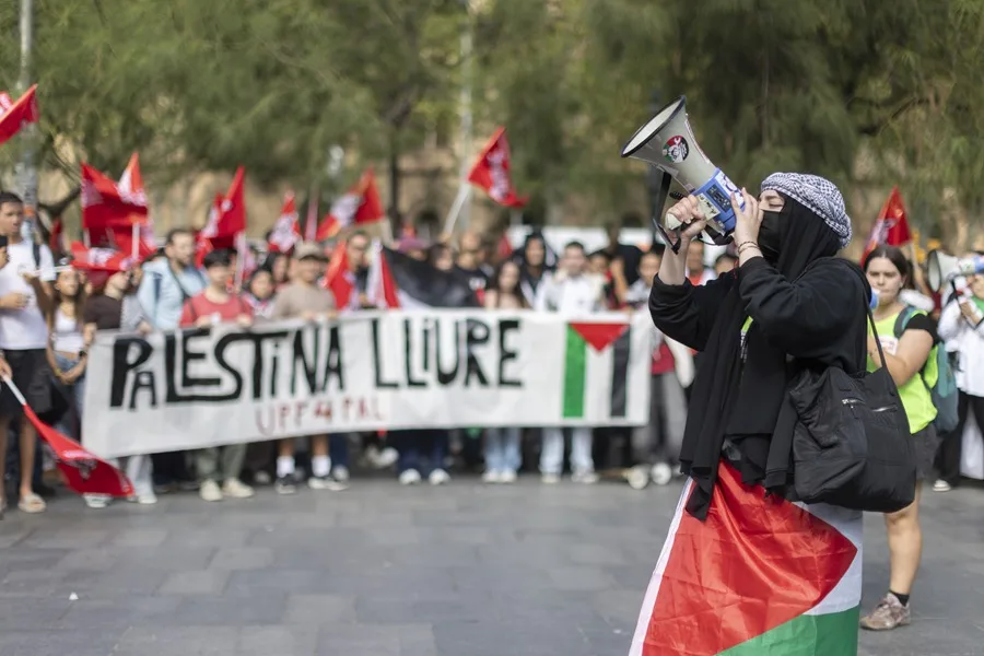 Estudiantes de institutos y universidades han salido a la calle este jueves para denunciar el secuestro de Israel a la Flotilla que se dirigía a Gaza.