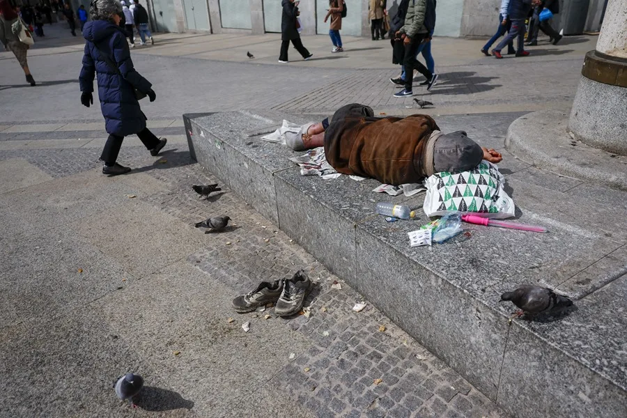 Mendigo en la Puerta del Sol de madrid