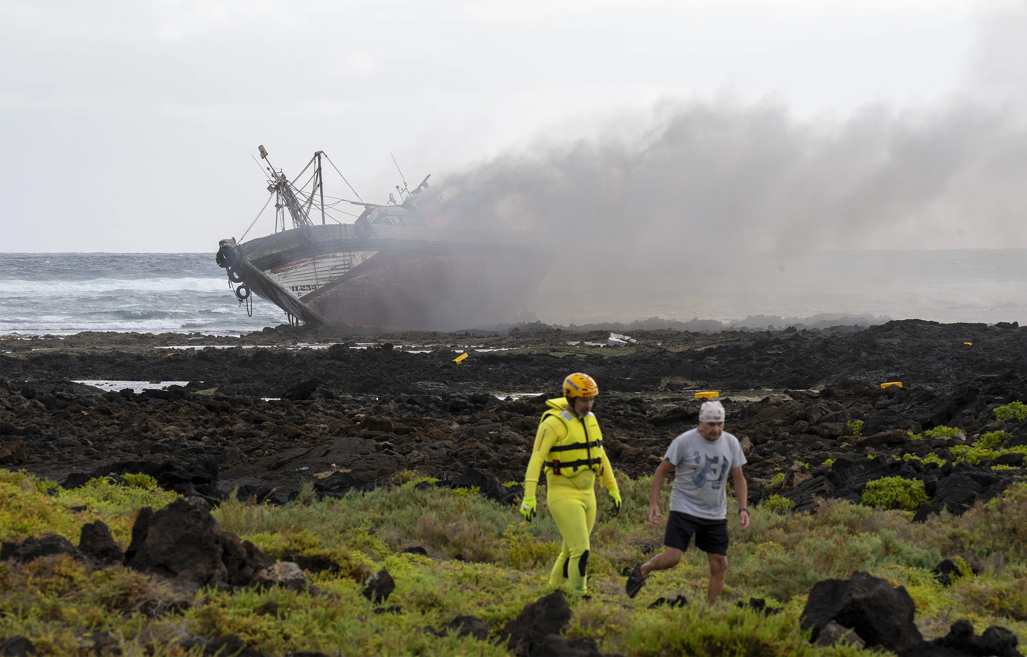 Foto del pesquero-patera en el que llegó el joven marroquí a Lanzarote el pasado 10 de septiembre, tomada cuando empezó a arder una vez rescatados sus tripulantes. EFE/ Adriel Perdomo