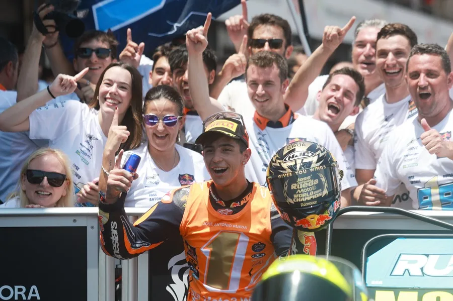 El piloto de Moto3 Red Bull KTM Ajo, José Antonio Rueda, de España, y su equipo celebran su victoria