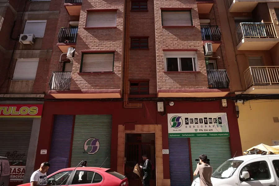 Un hombre de 33 años ha sido detenido por acuchillar en la noche del sábado en Zaragoza a su expareja, que está ingresada con pronóstico reservado en el Hospital Clínico Lozano Blesa, confirman fuentes de la Policía Nacional