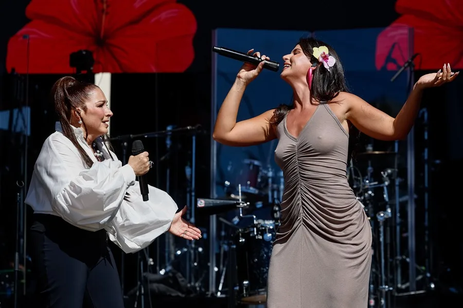 La artista argentina Nathy Peluso (d) acompaña a la cantante cubano-estadounidense Gloria Estefan (i), durante el concierto de ayer en Madrid.