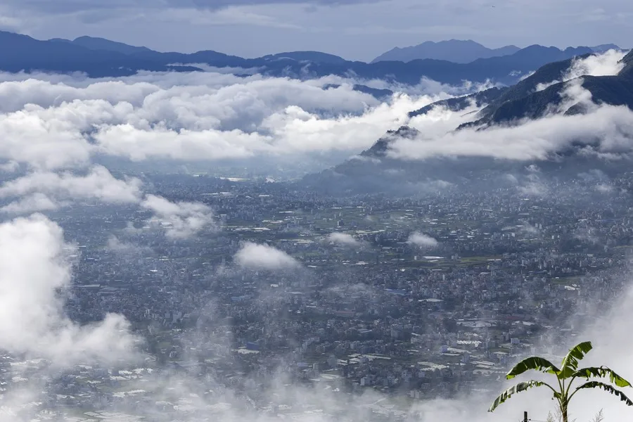Nubes monzónicas se acumulan sobre Katmandú tras las lluvias en Katmandú,