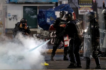 Policías se enfrentan con manifestantes durante una protesta contra el presidente de Ecuador, Daniel Noboa