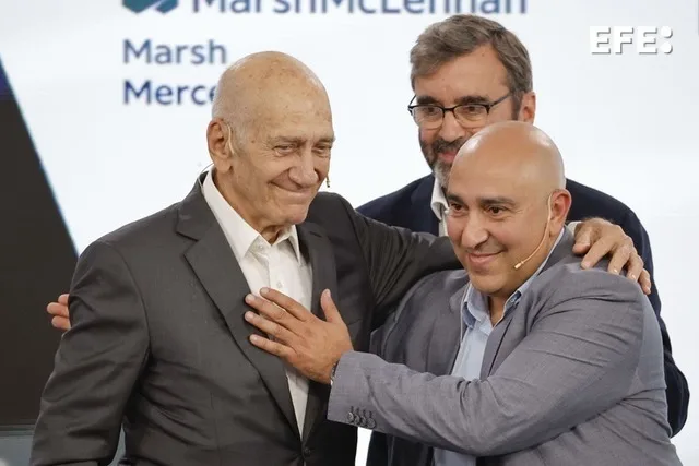 El ex Primer ministro Israel, Ehud Olmert (izq), y el político activista Palestino de Jerusalén, Samer Abdelrazzak Sinijlawi, (d)