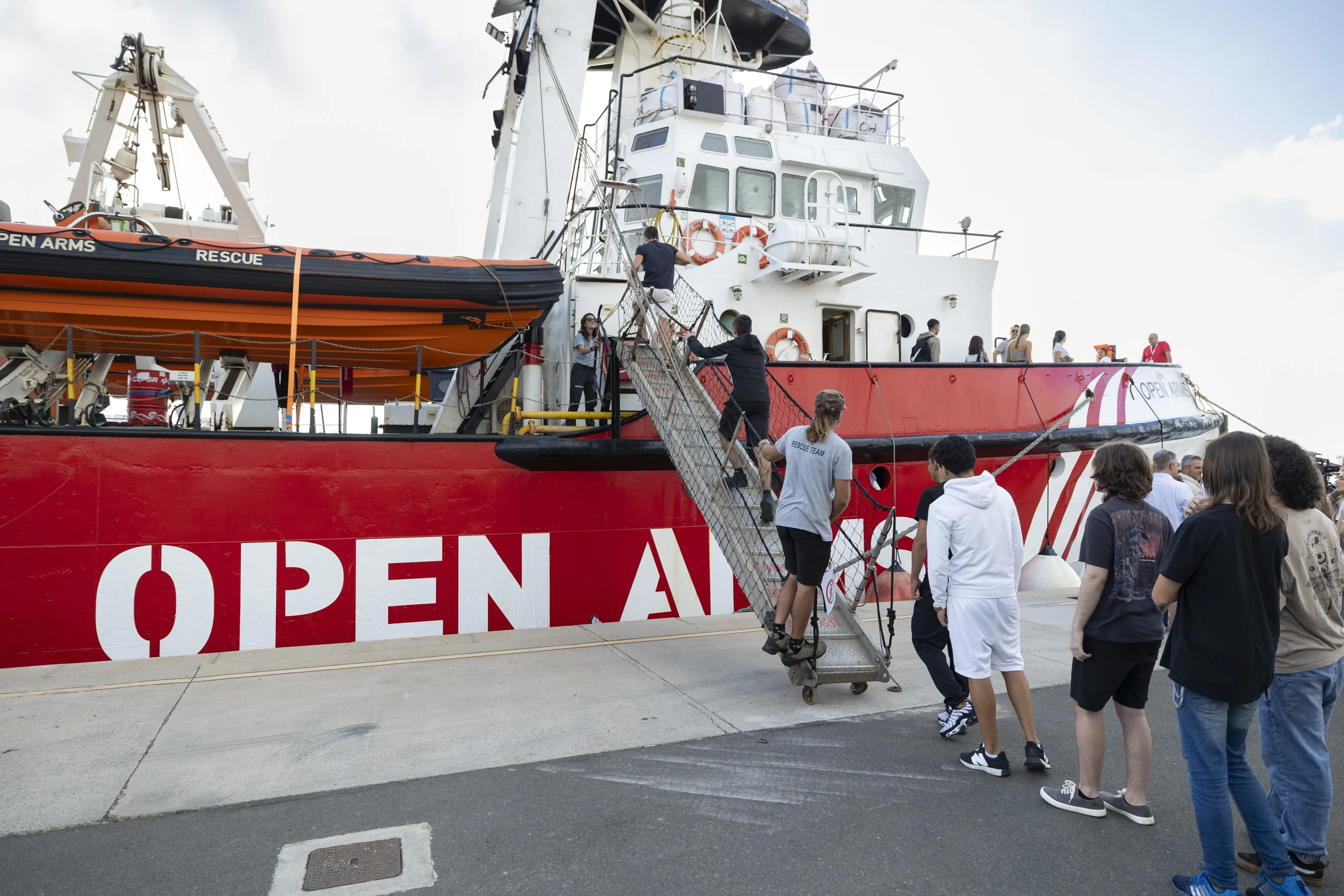 Un grupo de escolares sube al Open Arms en el puerto de Las Palmas de Gran Canaria. EFE/Quique Curbelo
