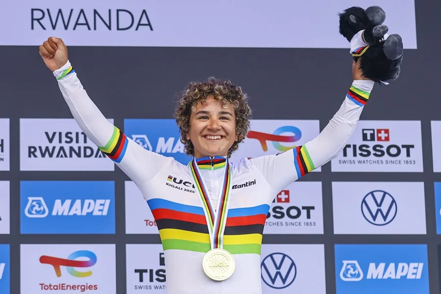 La española Paula Ostiz Taco reacciona tras ganar el oro en la prueba júnior femenina del Campeonato Mundial de Ciclismo en Ruta UCI en Kigali