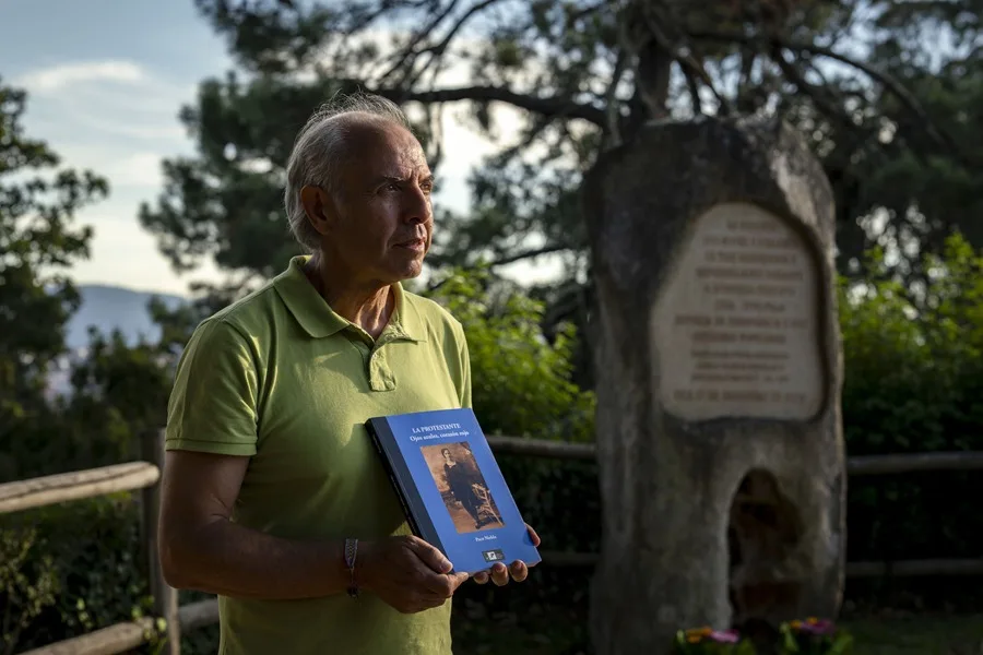 El periodista Paco Niebla posa junto al monolito dedicado a sus abuelos y a los represaliados durante la Guerra Civil, en el Monte da Guía.