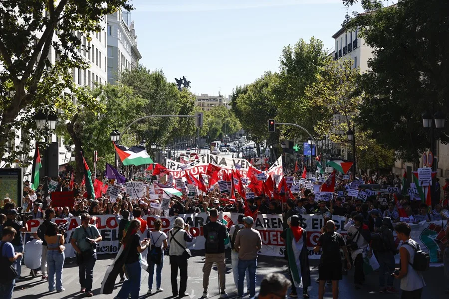 Participantes con carteles y pancartas corean eslóganes durante la manifestación convocada este jueves en Madrid