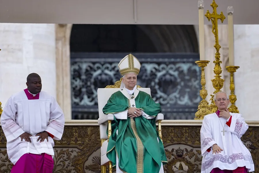 El Papa León XIV (C) celebra la Santa Misa con motivo del Jubileo del Mundo Misionero y el Jubileo de los Emigrantes