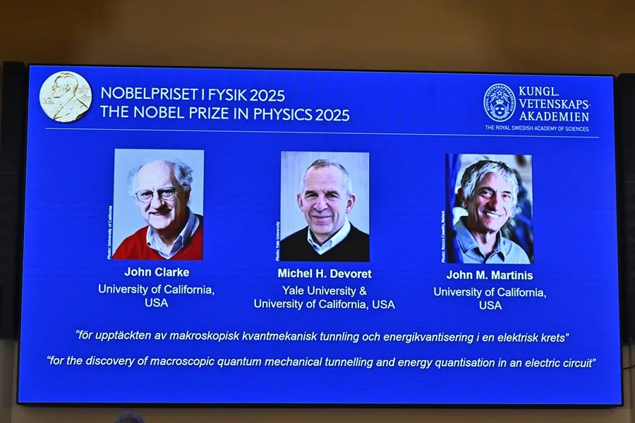 Los premios Nobel de Física 2025 John Clarke, Michel H. Devoret y John M. Martinis.