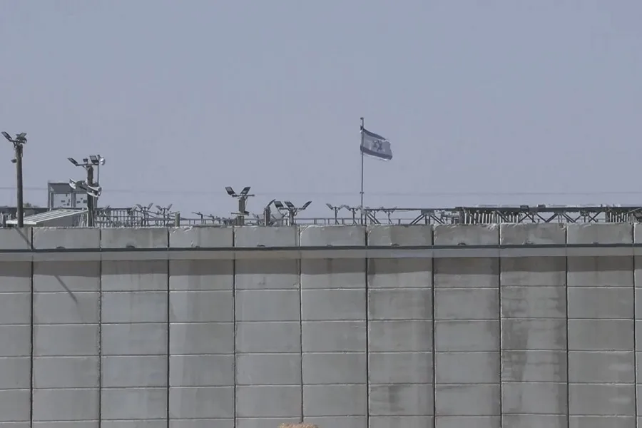 Captura de video del exterior de la prisión de alta seguridad de Saharonim, en medio del desierto israelí del Neguev
