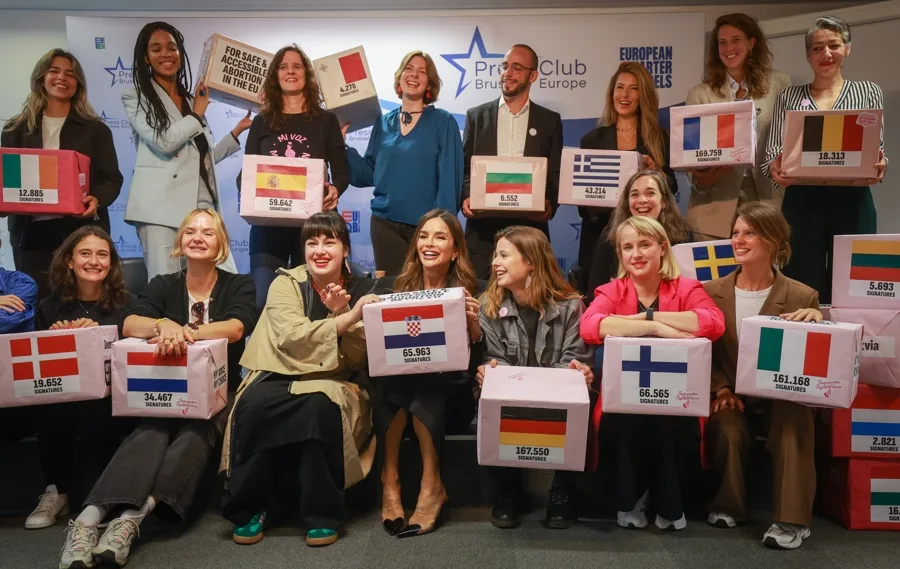 "Seguiremos aquí el tiempo que haga falta", afirman los promotores del aborto seguro en la UE. En la imagen, La líder del movimiento 'My Voice, My Choice', Nika Kovac (3-i delante), posa con otras activistas durante una rueda de prensa este miércoles en Bruselas, Bélgica. EFE/EPA/OLIVIER HOSLET