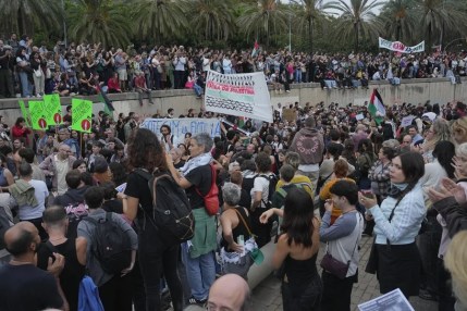 Miles de personas está concentradas en la plaza de las Drassanes de Barcelona con cánticos contra el genocidio de Israel.