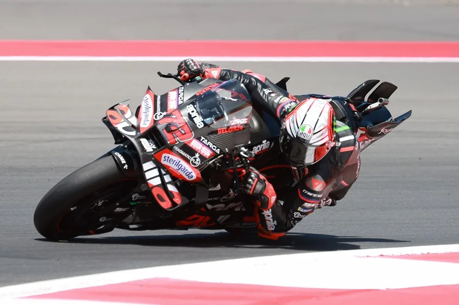 El piloto italiano de MotoGP Aprilia Racing, Marco Bezzecchi, en acción durante las sesiones de entrenamientos