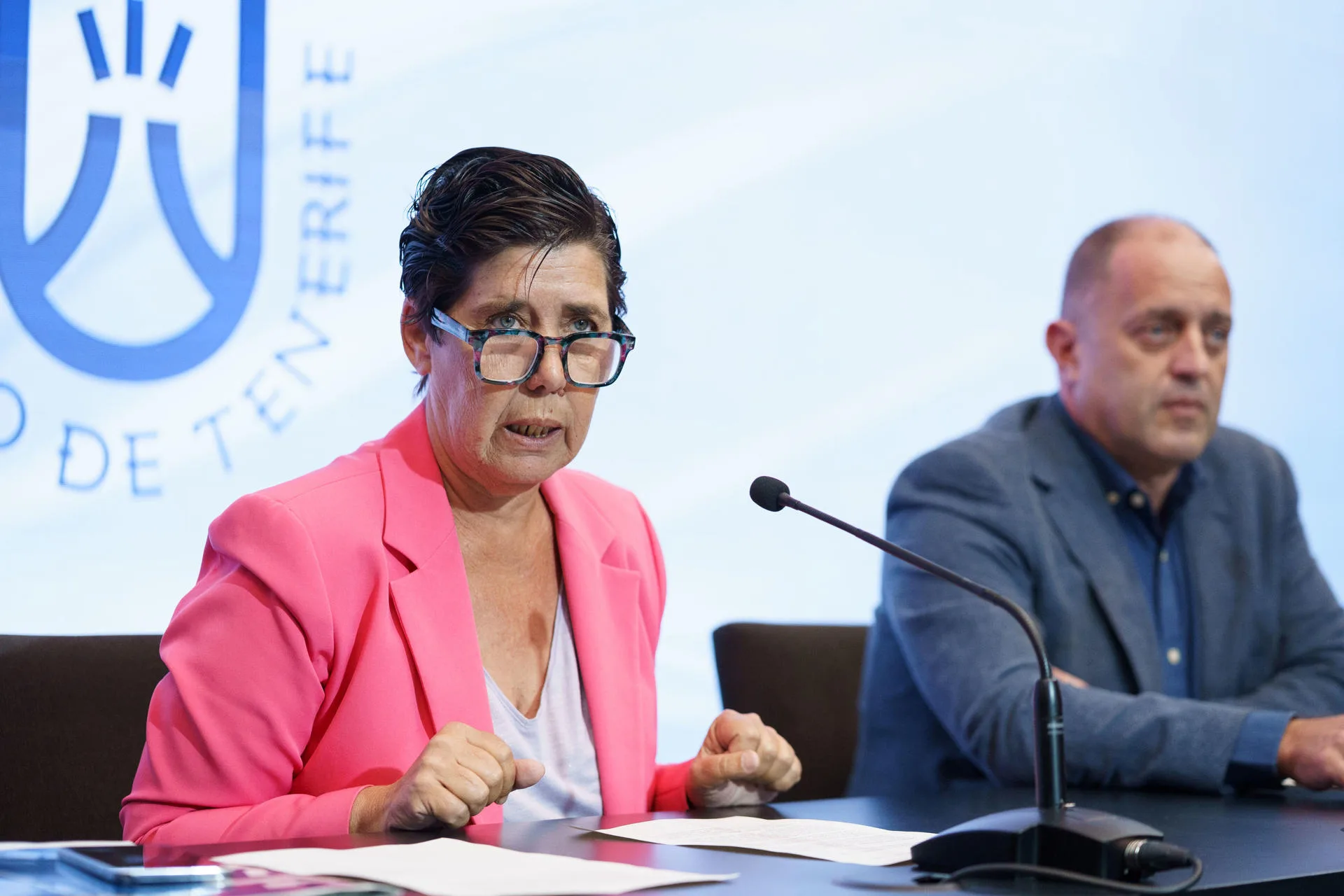 La consejera de Medio Natural del Cabildo de Tenerife, Blanca Pérez (i), y el director de Residuos, Alejandro Molowny (d), informaron este jueves sobre los resultados de la gestión de los residuos en la isla. EFE/Ramón de la Rocha