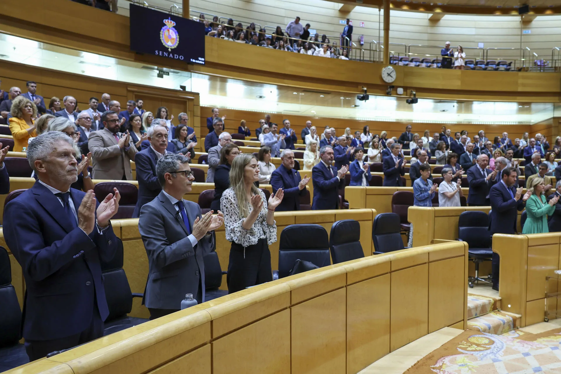Vista de los ministros del gobierno y los senadores tras los minutos de silencio por el fallecimiento del expresidente de la Junta de Extremadura Guillermo Fernández- Vara.- EFE/ Kiko Huesca