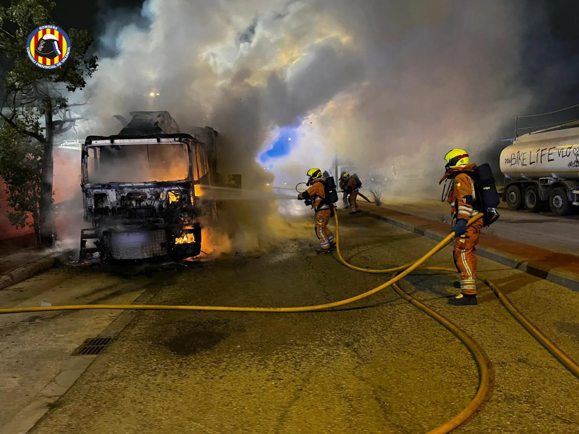 Los bomberos del Consorcio de Valencia han sofocado esta noche dos incendios de vehículos en Quart de Poblet, donde ha ardido un camión de recogida de basuras, y en una campa de Llosa de Ranes, con tres vehículos afectados. EFE/Consorcio de Bomberos de Valencia