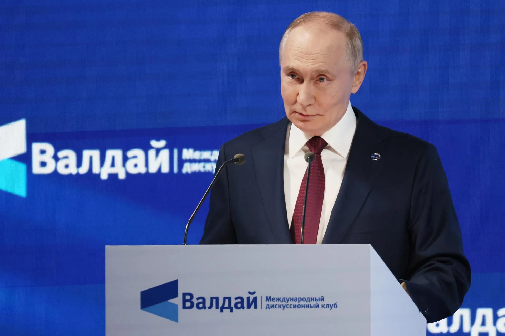 El presidente ruso, Vladimir Putin, pronuncia un discurso durante una sesión plenaria de la 22ª reunión anual del Club de Discusión Valdai en Sochi, región de Krasnodar, Rusia, el 2 de octubre de 2025. EFE/MIKHAIL METZEL