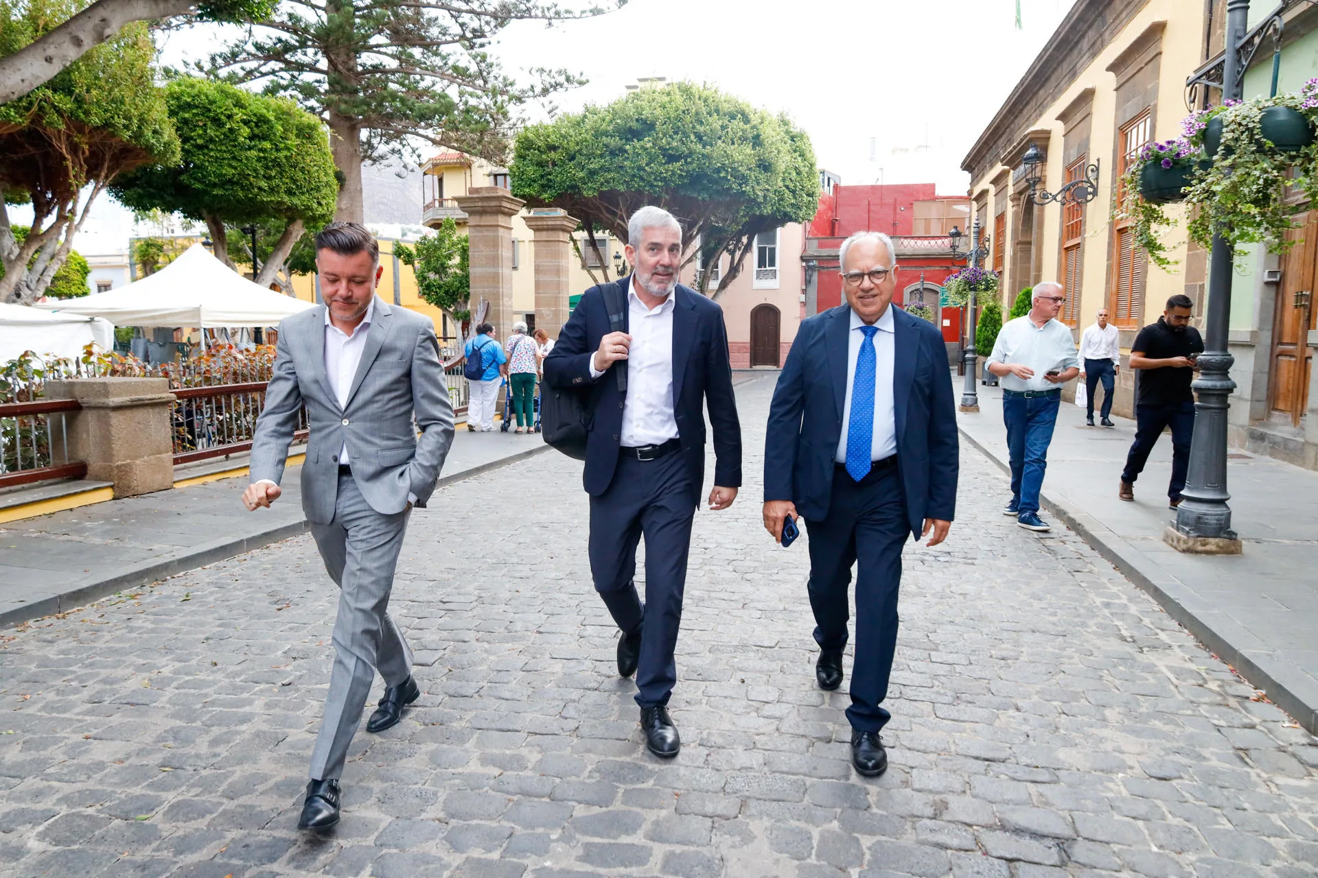 Los presidentes del Gobierno de Canarias, Fernando Clavijo (c); y el Cabildo de La Gomera, Casimiro Curbelo (d); y el alcalde de Gáldar (Gran Canaria), Teodoro Sosa, han inaugurado este jueves en esa localidad el Congreso de Reto Demográfico y Cohesión Territorial de las islas. EFE/Laura Bautista