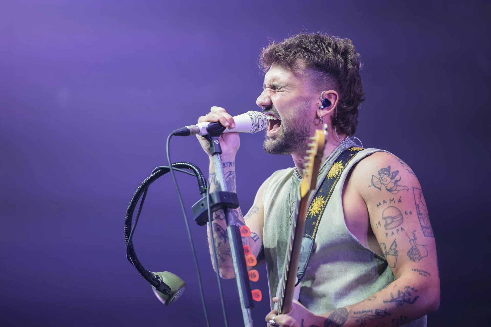 El cantante Dani Fernández durante el concierto ofrecido este martes en el Espacio Zity, en Zaragoza, en el marco de las Fiestas del Pilar. EFE/Toni Galán
