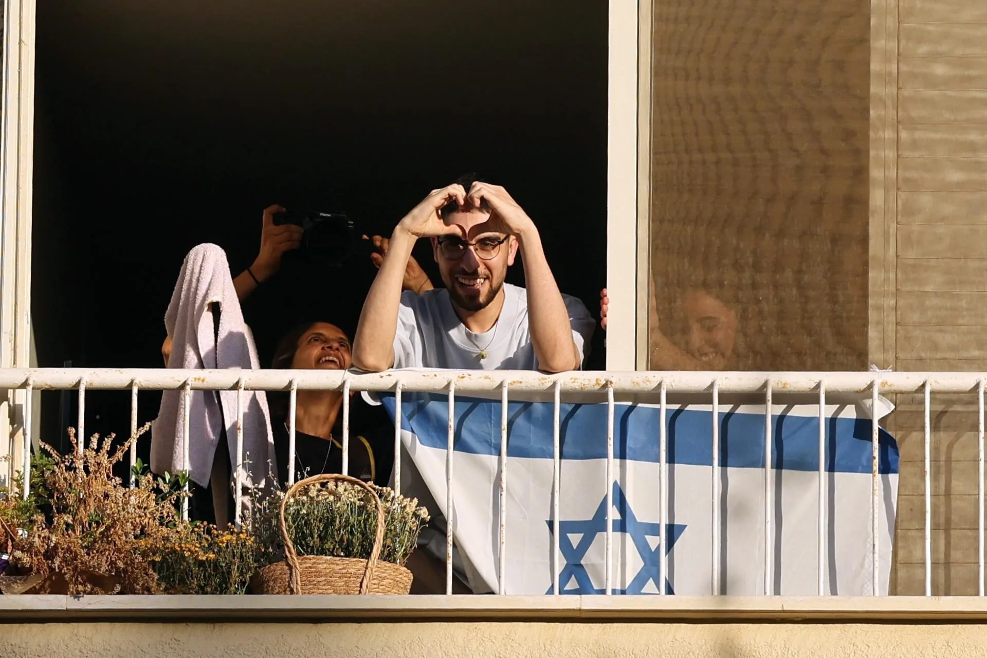 Kefar Sava (Israel), 26/10/2025.- El rehén israelí liberado Evyatar David hace gestos a la multitud al regresar a su hogar después de completar el período de hospitalización y tratamiento, en Kfar Sava, Israel, 26 de octubre de 2025. Evyatar David fue secuestrado por Hamas del festival de música Nova en la frontera de Gaza el 07 de octubre de 2023 y liberado durante un acuerdo de alto el fuego entre Hamas e Israel. Los cuerpos de 13 rehenes permanecen en cautiverio de Hamas. EFE/EPA/ABIR SULTAN
