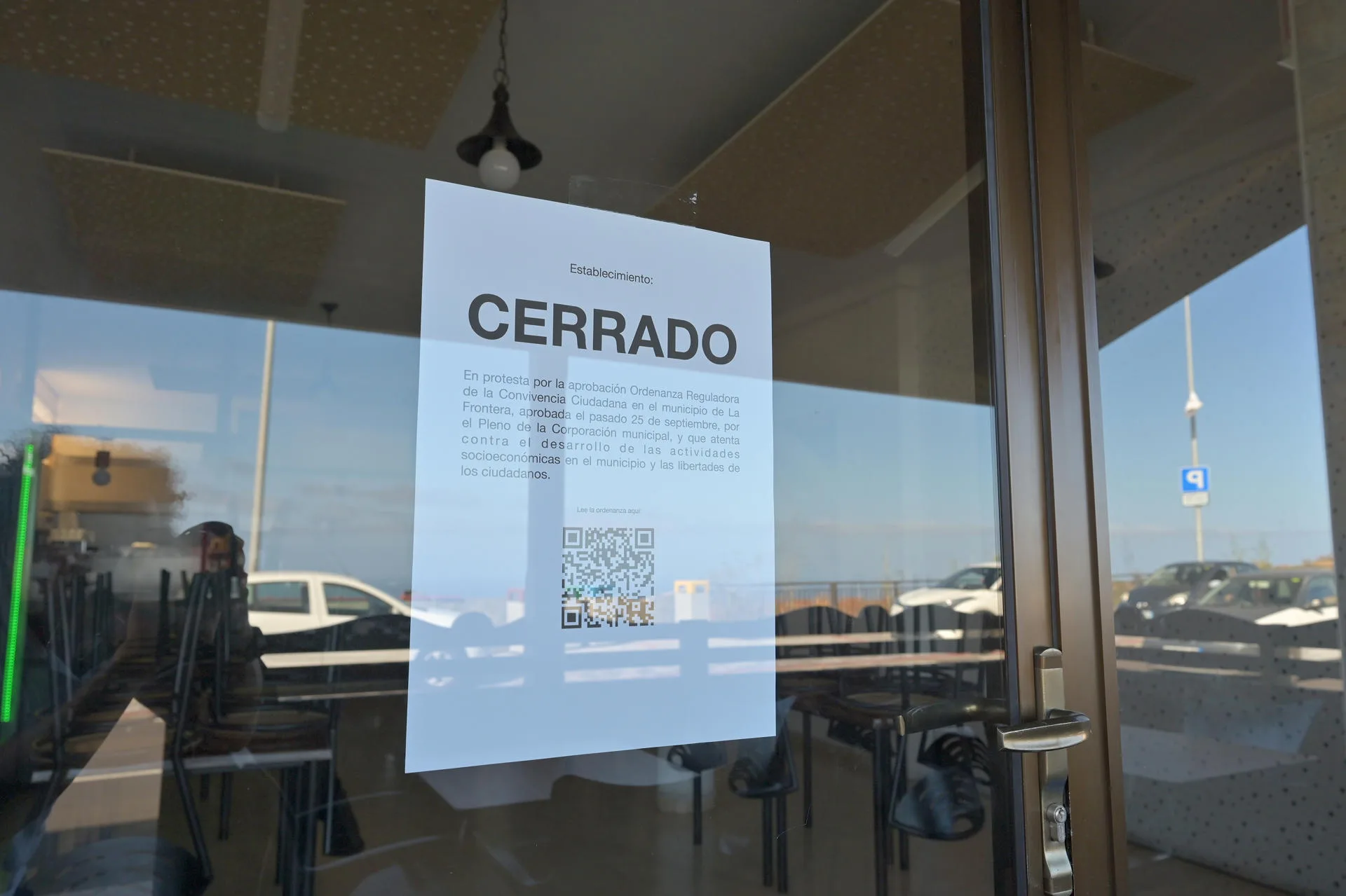 Imagen de establecimientos cerrados en Valle de El Golfo, en el municipio de La Frontera, como protesta por la aprobación por el pleno municipal de la ordenanza reguladora de la Convivencia Ciudadana, cuyo contenido los empresarios consideran lesivo para sus actividades. EFE/ Gelmert Finol