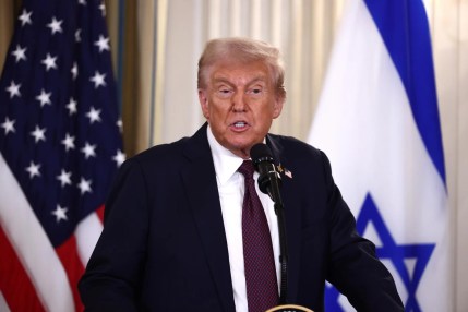 El presidente de Estados Unidos, Donald Trump, habla en una conferencia de prensa con el primer ministro israelí, Benjamin Netanyahu, en el Comedor de Estado de la Casa Blanca en Washington, DC, EE.UU., 29 de septiembre de 2025. EFE//JIM LO SCALZO