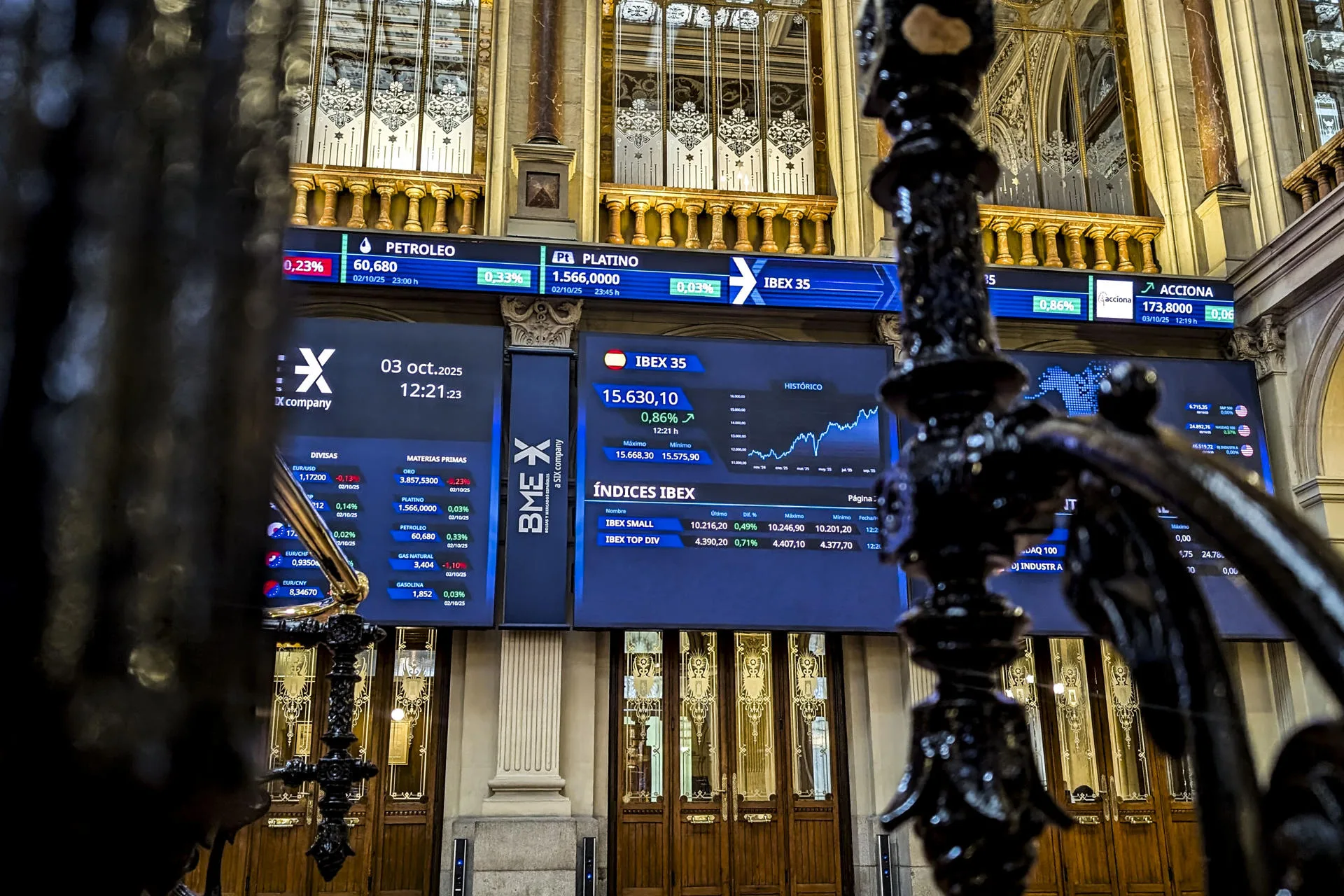 Imagen de este viernes de la Bolsa de Madrid, que cierra con ganancias del 0,57 % y alcanza un nuevo máximo anual cerca de los 15.600 puntos, hasta situarse en los 15.585,1 enteros. EFE/ Vega Alonso