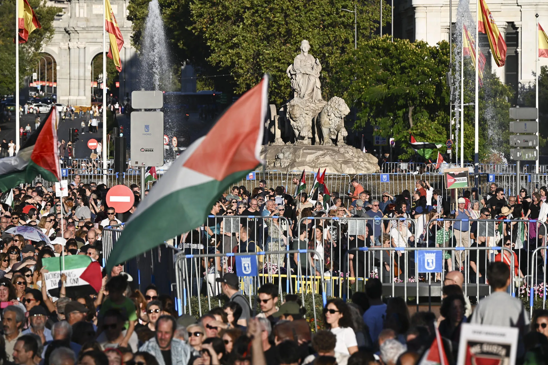 -Vista de la manifestación por Palestina convocada por la Asociación Hispano Palestina Jerusalén – AHPJ, la Red Solidaria Contra la Ocupación de Palestina – RESCOP, la Campaña por el Embargo de armas a Israel, y las Asambleas de Madrid con Palestina, este sábado en Madrid.-EFE/ Fernando Villar