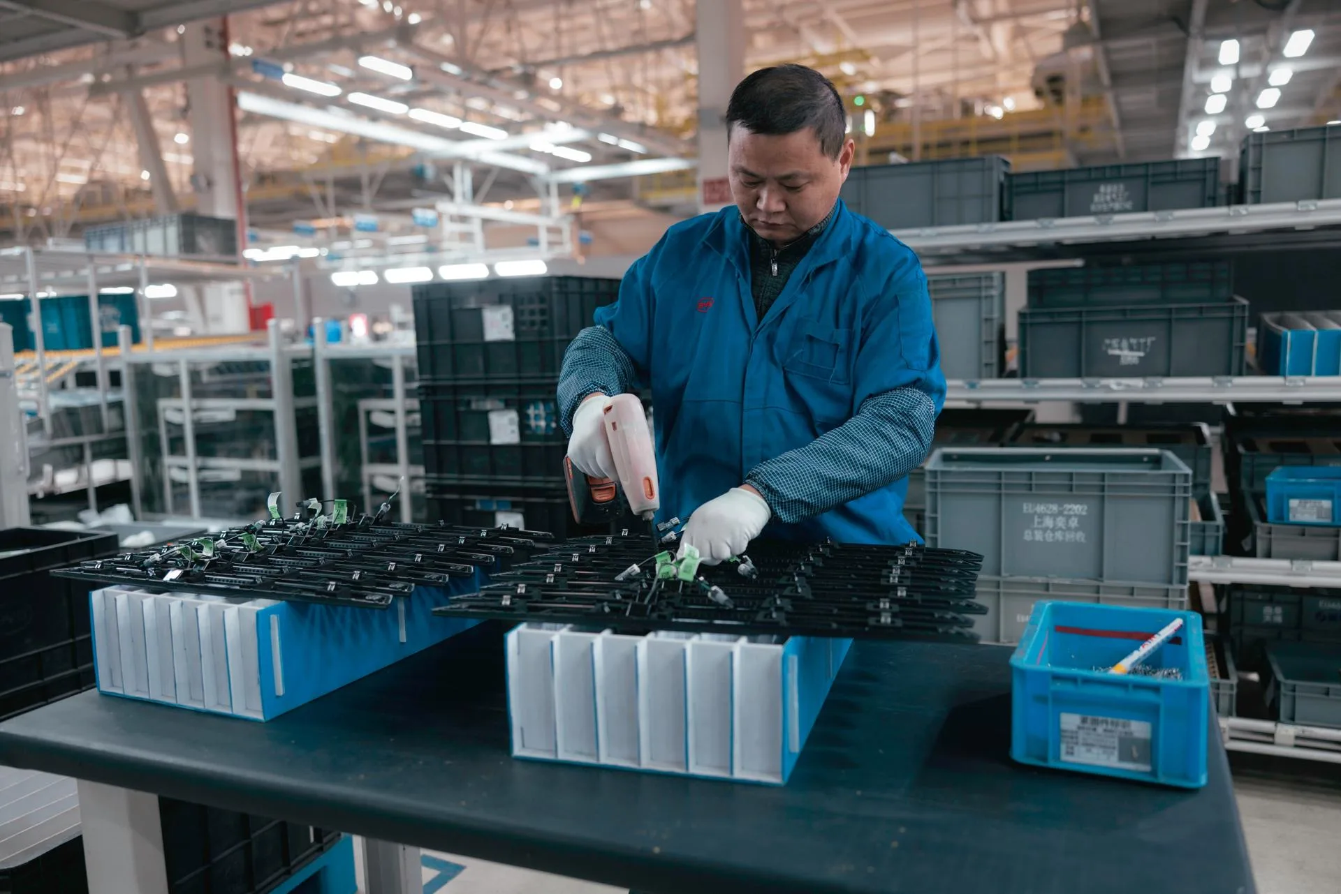 Un hombre trabaja en la fábrica de autos eléctricos en Changzhou, provincia de Jiangsu, China, en una imagen de archivo. EFE/ALEX PLAVEVSKI
