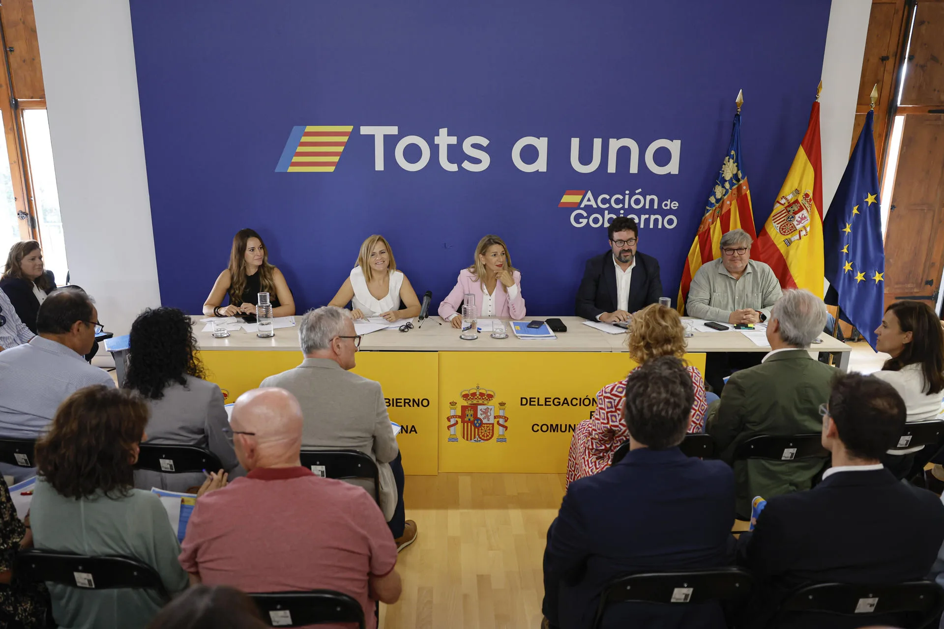 La vicepresidenta segunda del Gobierno y ministra de Trabajo, Yolanda Díaz (c), reunida en València con los alcaldes de los municipios afectados por la dana. EFE/Ana Escobar
