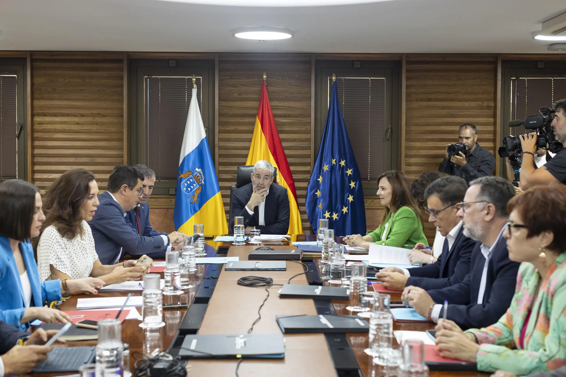 El presidente de Canarias, Fernando Clavijo (c), ha asistido este lunes en Las Palmas de Gran Canaria a la reunión semanal del Consejo de Gobierno. EFE/Quique Curbelo