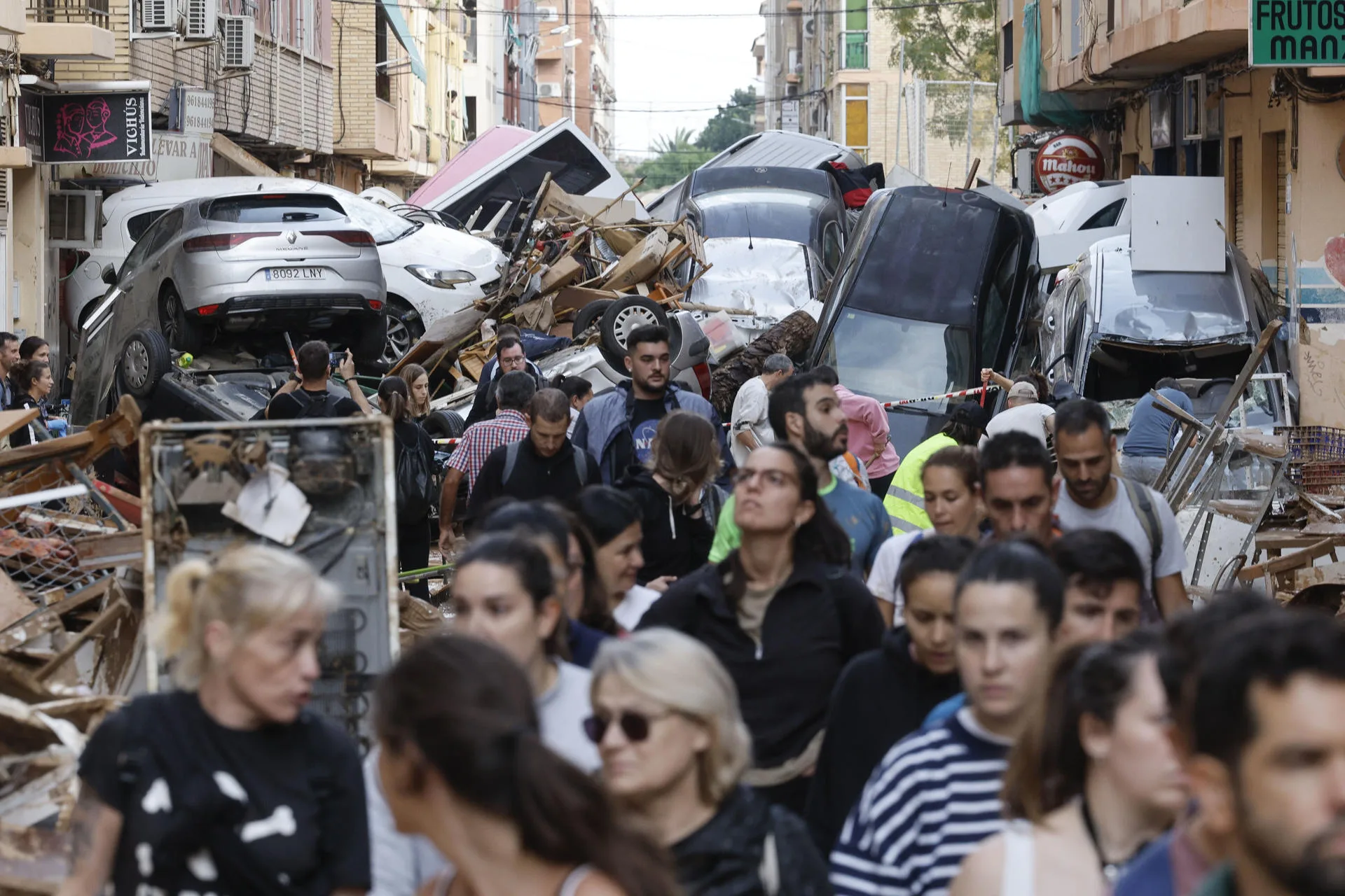 Vecinos afectados por la dana y voluntarios de diversas comunidades autónomas trabajan para restablecer la normalidad en Alfafar (Valencia), tras la dana. EFE/Kai Försterling