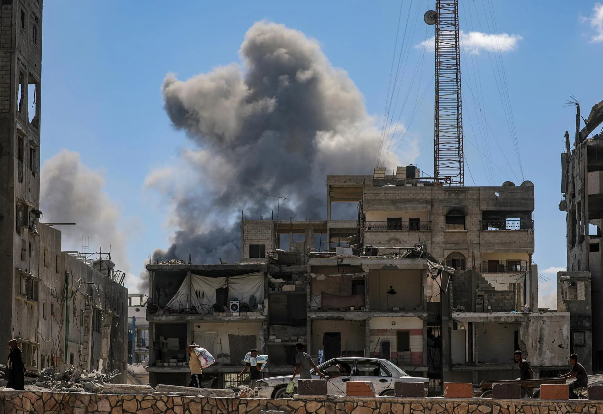 (FILE) Smoke rises following an Israeli airstrike during an Israeli military operation in Gaza City, Gaza Strip, 01 October 2025. EFE/EPA/MOHAMMED SABER