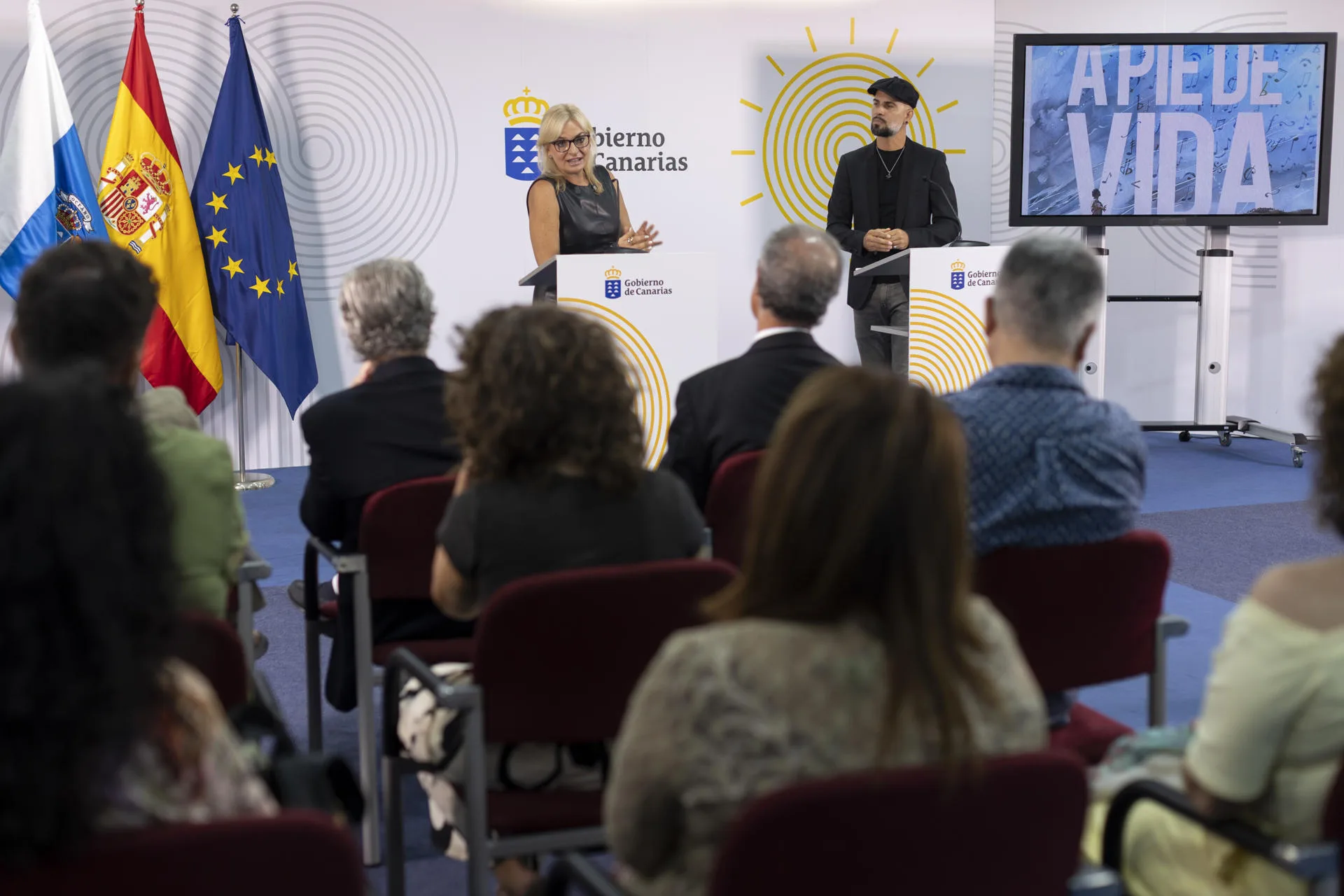 El cantante Iván Torres (d) presenta la campaña junto con la consejera de Sanidad, Esther Monzón (i). EFE/Quique Curbelo