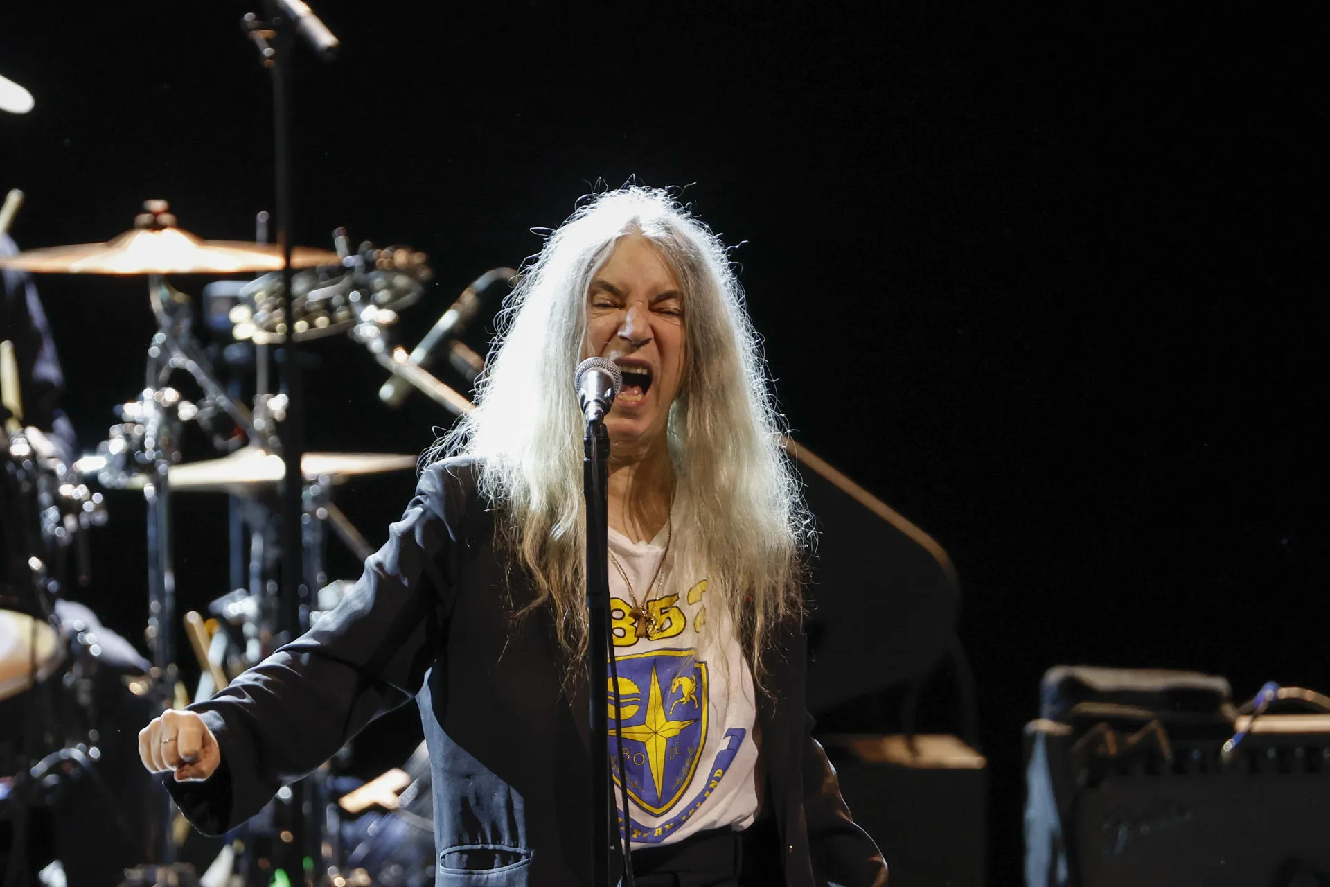 La cantante, compositora y escritora estadounidense Patti Smith durante el concierto ofrecido en el Teatro Real, en Madrid, con el que conmemora el 50 aniversario de su icónico álbum ‘Horses’. EFE/JuanJo Martín