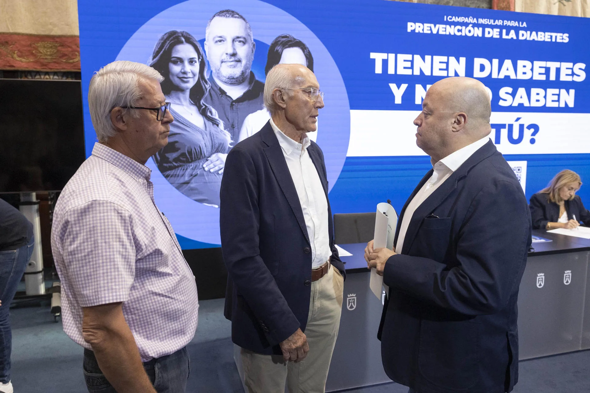 El consejero de Educación para la Prevención del Cabildo de Tenerife, Juan Acosta (c), el director general de Salud Pública del Gobierno canario, José Díaz Flores (d), el presidente de la Asociación de Diabetes de Tenerife, Julián González (i), presentaron la primera campaña insular de prevención de esta patología. EFE/Miguel Barreto