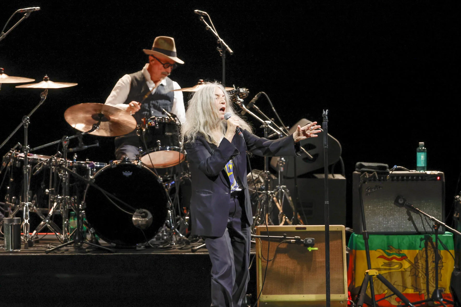 La cantante, compositora y escritora estadounidense Patti Smith durante el concierto ofrecido en el Teatro Real, en Madrid, con el que conmemora el 50 aniversario de su icónico álbum ‘Horses’. EFE/JuanJo Martín
